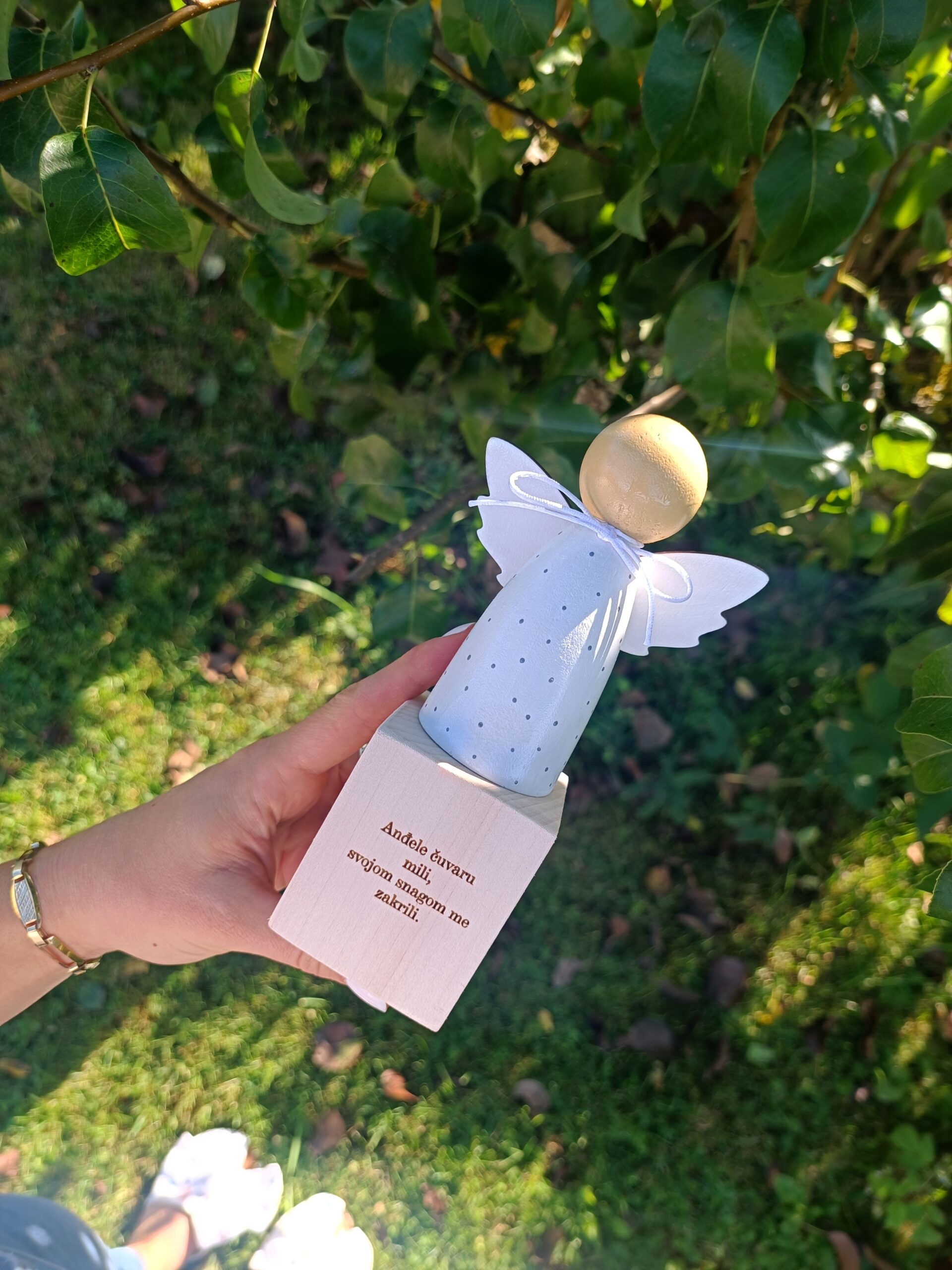 Lutka na postolju- anđeo