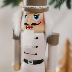 Orašar 40 cm - white coffee