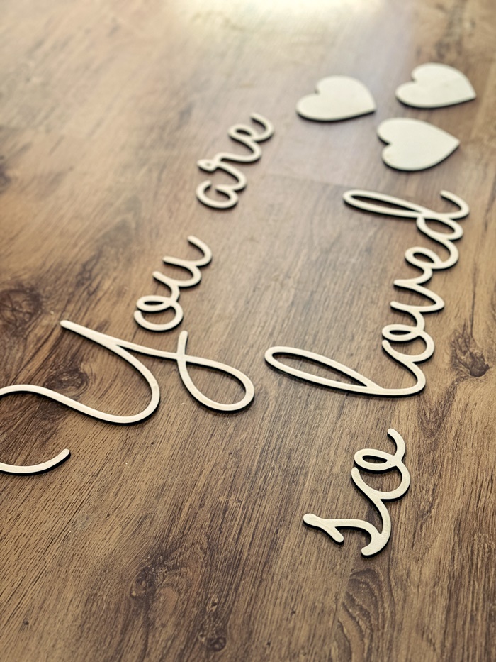 Natpis "You are so loved" (drvo, više boja)